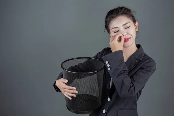 Negócios Femininos Com Lixo Preto Mostrando Gestos Fundo Cinza — Fotografia de Stock