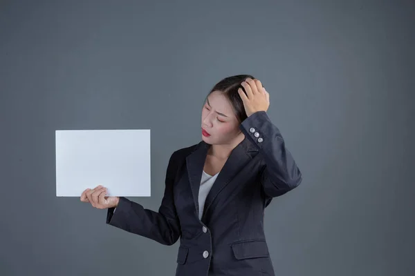 Oficina Chica Sosteniendo Una Pizarra Blanca Blanco Sobre Fondo Gris — Foto de Stock