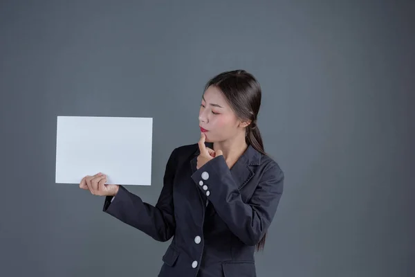 Escritório Menina Segurando Uma Placa Branca Branco Fundo Cinza — Fotografia de Stock