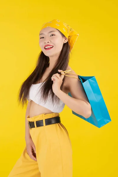 Chica Sostiene Una Bolsa Compras Moda Belleza Sobre Fondo Amarillo — Foto de Stock