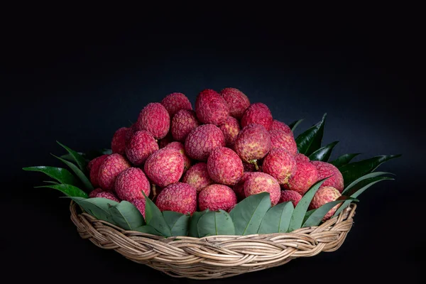 Rode Lychee Fruit Een Mandje — Stockfoto