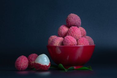 Kırmızı Lychee meyve bir sepet yerleştirilir.