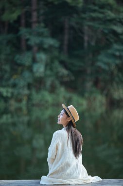 Dişi turistler kollarını açıp kanatlarını tutarak mutlu bir şekilde gülümsüyorlar..