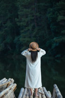 Dişi turistler kollarını açıp kanatlarını tutarak mutlu bir şekilde gülümsüyorlar..