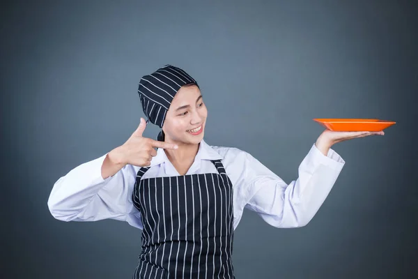 Housewife Holding Empty Plate Food Gray Background Simulate Copy Space — Φωτογραφία Αρχείου