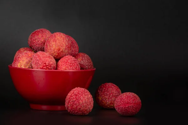 Rode Lychee Fruit Een Mandje — Stockfoto