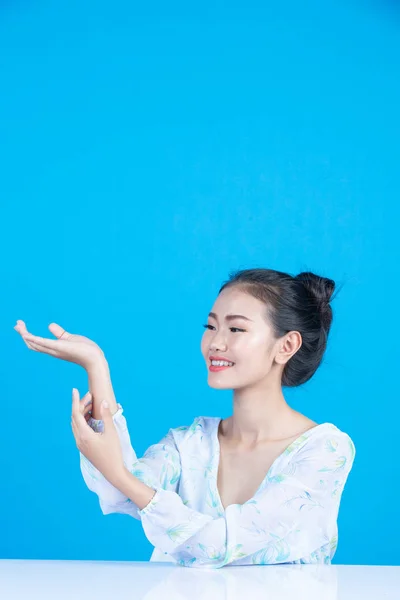 Adolescente Chica Mostrando Verbos Mano Gestos Sobre Fondo Azul — Foto de Stock