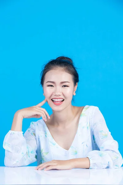 Teen Girl Showing Hand Verbs Gestures Blue Background — Foto Stock