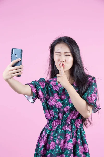 Teenage Girl Showing Phone Facial Emotions Pink Background — Foto Stock