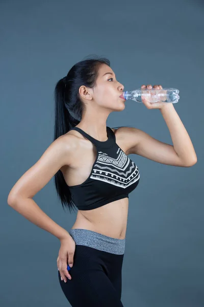 Women Sportswear Hold Bottle Drinking Water Gray Background — Stock fotografie