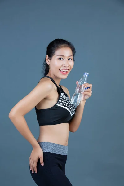 Women Sportswear Hold Bottle Drinking Water Gray Background — Stock fotografie