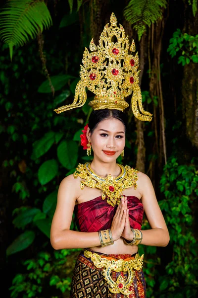 Woman Dressed Ancient Thai Dress Waterfall — ストック写真