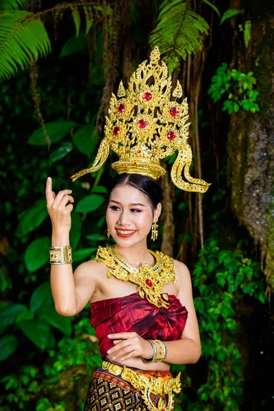 Woman Dressed Ancient Thai Dress Waterfall — Stockfoto