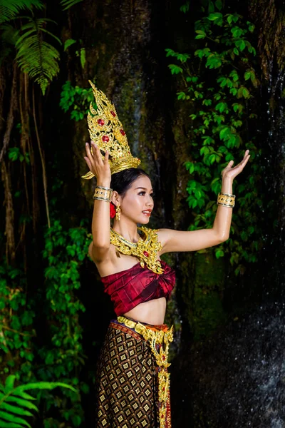 Uma Mulher Vestida Com Antigo Vestido Tailandês Cachoeira — Fotografia de Stock