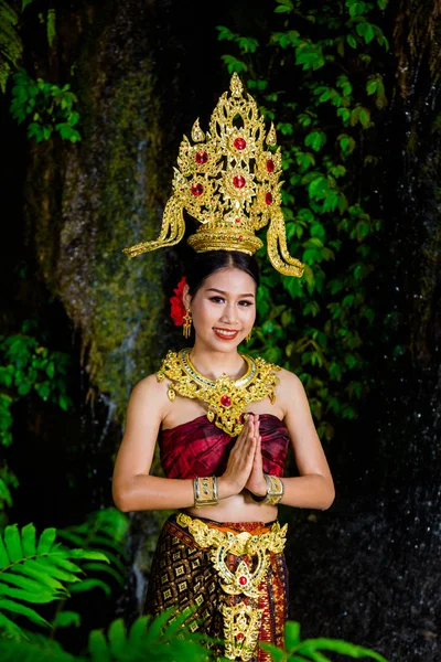 Žena Oblečená Starobylých Thajských Šatech Vodopádu — Stock fotografie