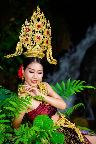 Woman Dressed Ancient Thai Dress Waterfall — Fotografia de Stock