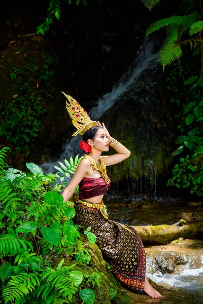 Woman Dressed Ancient Thai Dress Waterfall — Zdjęcie stockowe