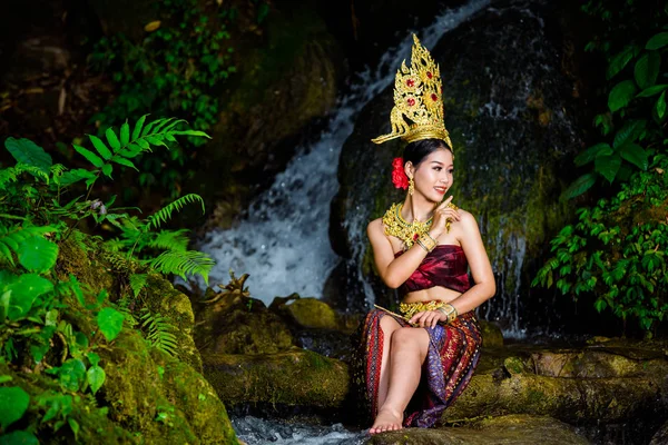 Женщина Одетая Древнее Тайское Платье Водопада — стоковое фото