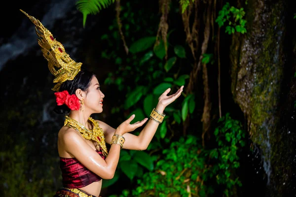 Woman Dressed Ancient Thai Dress Waterfall — Fotografia de Stock