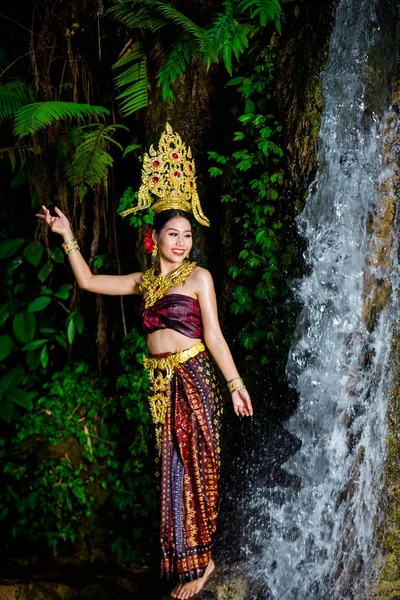 Woman Dressed Ancient Thai Dress Waterfall — 图库照片