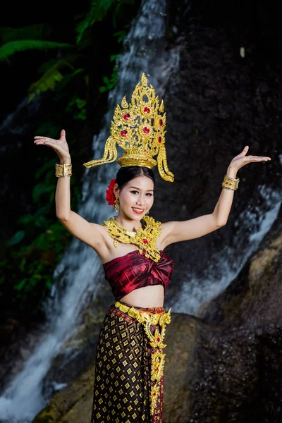 Woman Dressed Ancient Thai Dress Waterfall — 图库照片