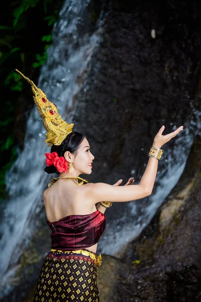 Woman Dressed Ancient Thai Dress Waterfall — Φωτογραφία Αρχείου