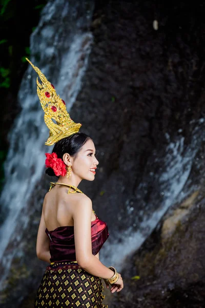 Uma Mulher Vestida Com Antigo Vestido Tailandês Cachoeira — Fotografia de Stock