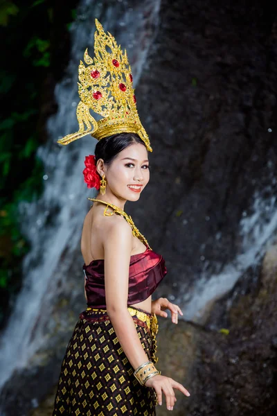 Woman Dressed Ancient Thai Dress Waterfall — Stock fotografie