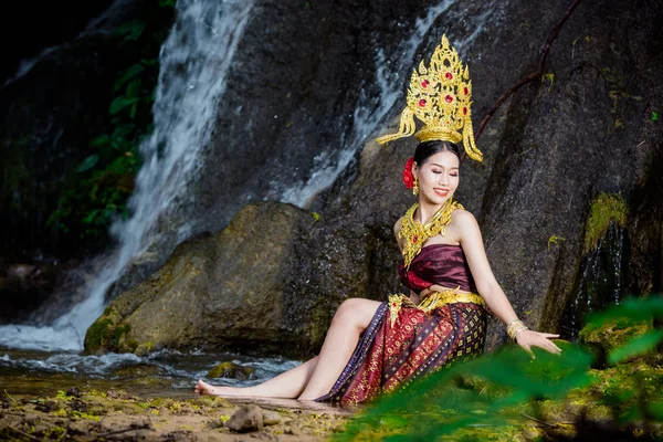 Una Mujer Vestida Con Antiguo Vestido Tailandés Cascada —  Fotos de Stock