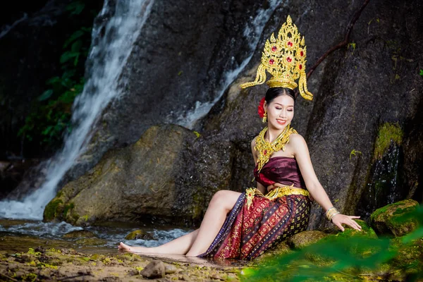 Woman Dressed Ancient Thai Dress Waterfall — Stock fotografie