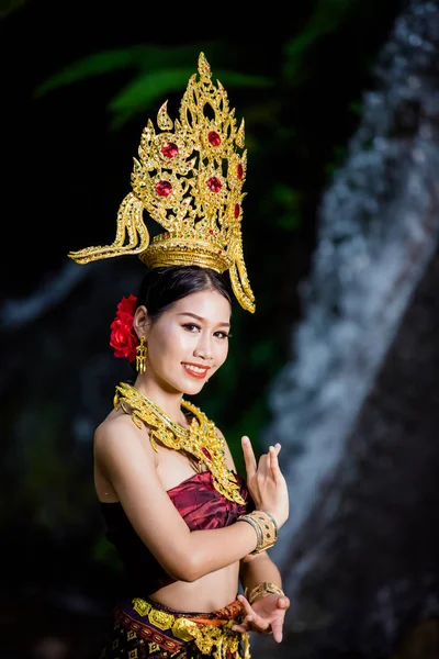 Woman Dressed Ancient Thai Dress Waterfall — Stockfoto