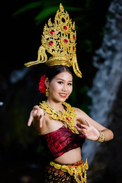 Woman Dressed Ancient Thai Dress Waterfall — Stockfoto