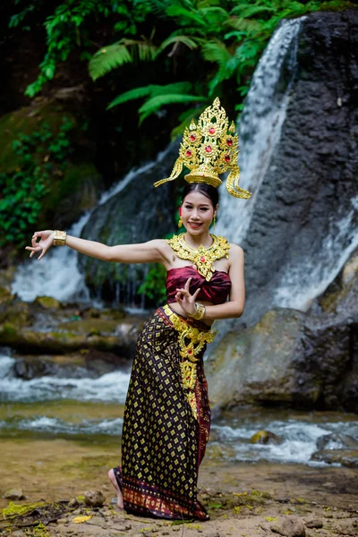 Egy Ősi Thai Ruhában Vízesésnél — Stock Fotó