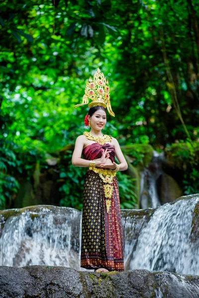 Uma Mulher Vestida Com Antigo Vestido Tailandês Cachoeira — Fotografia de Stock