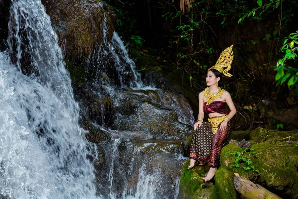 Uma Mulher Vestida Com Antigo Vestido Tailandês Cachoeira — Fotografia de Stock