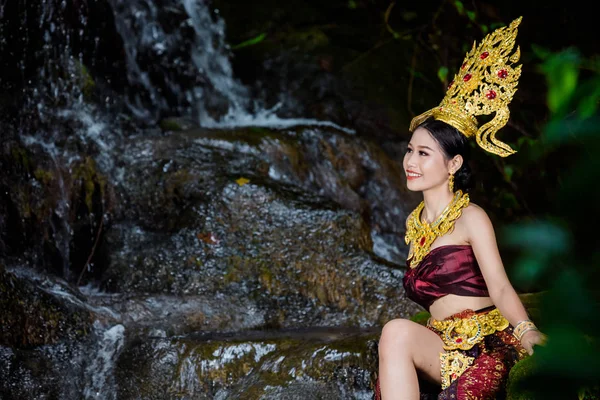 Woman Dressed Ancient Thai Dress Waterfall — 图库照片