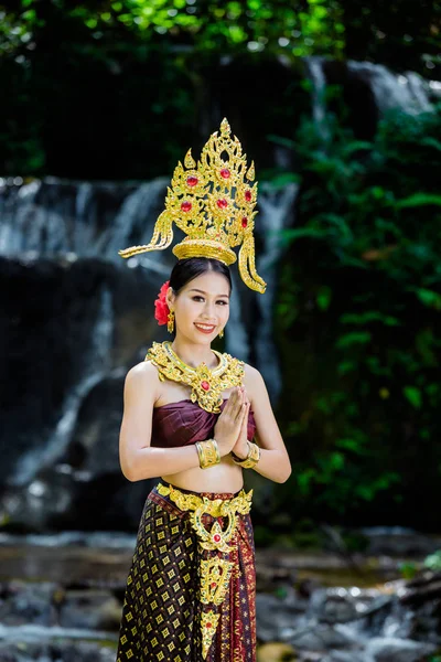 Uma Mulher Vestida Com Antigo Vestido Tailandês Cachoeira — Fotografia de Stock