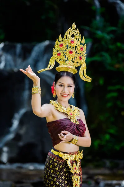 Woman Dressed Ancient Thai Dress Waterfall — Fotografia de Stock