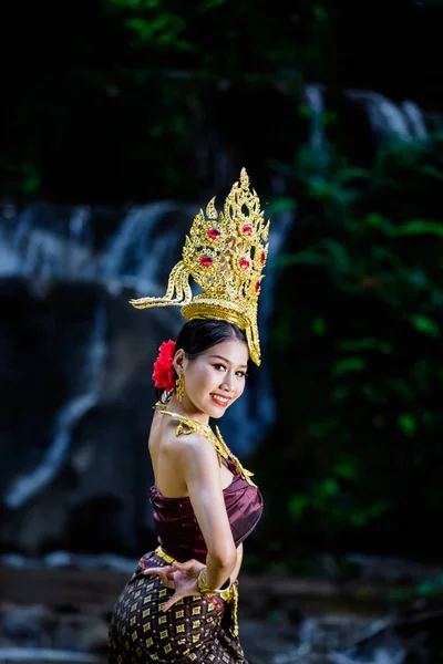 Woman Dressed Ancient Thai Dress Waterfall — 图库照片