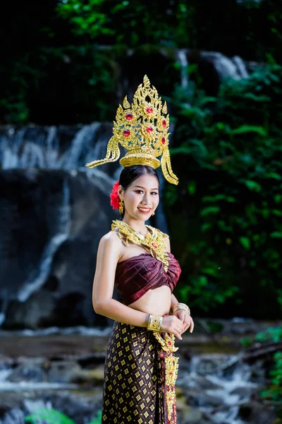 Woman Dressed Ancient Thai Dress Waterfall — Stock fotografie