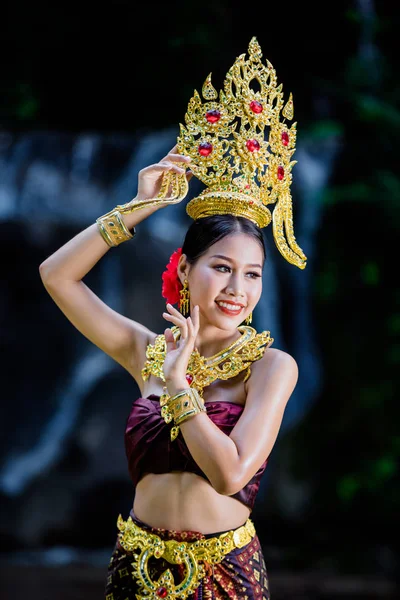 Woman Dressed Ancient Thai Dress Waterfall — Stockfoto