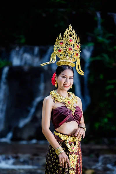 Woman Dressed Ancient Thai Dress Waterfall — Fotografia de Stock