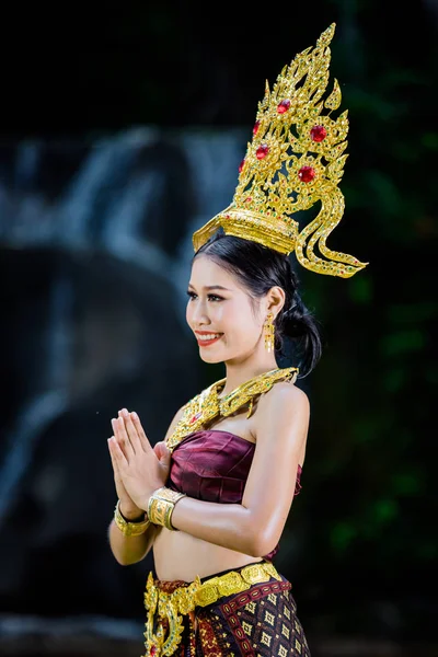 Woman Dressed Ancient Thai Dress Waterfall — Stockfoto