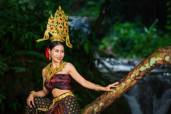 Una Donna Vestita Con Antico Vestito Thailandese Alla Cascata — Foto Stock