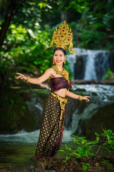 Woman Dressed Ancient Thai Dress Waterfall — 图库照片