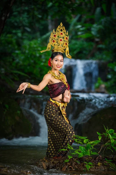 Woman Dressed Ancient Thai Dress Waterfall — 图库照片