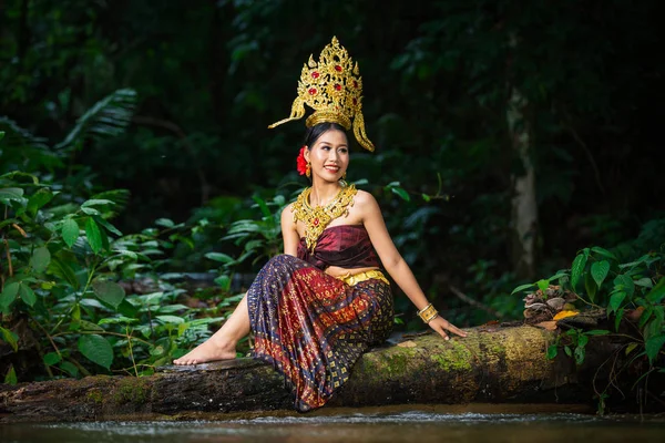 Uma Mulher Vestida Com Antigo Vestido Tailandês Cachoeira — Fotografia de Stock