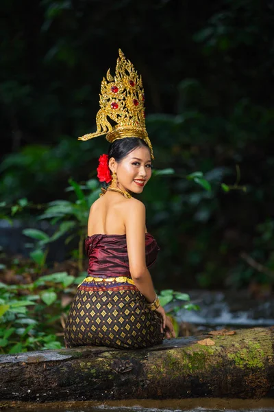 Жінка Одягнена Стародавню Тайську Сукню Біля Водоспаду — стокове фото