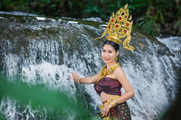 Woman Dressed Ancient Thai Dress Waterfall — Fotografia de Stock