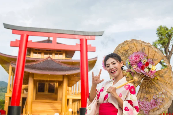 Una Hermosa Mujer Asiática Usando Kimono Japonés Concepto Vestido Tradicional — Foto de Stock